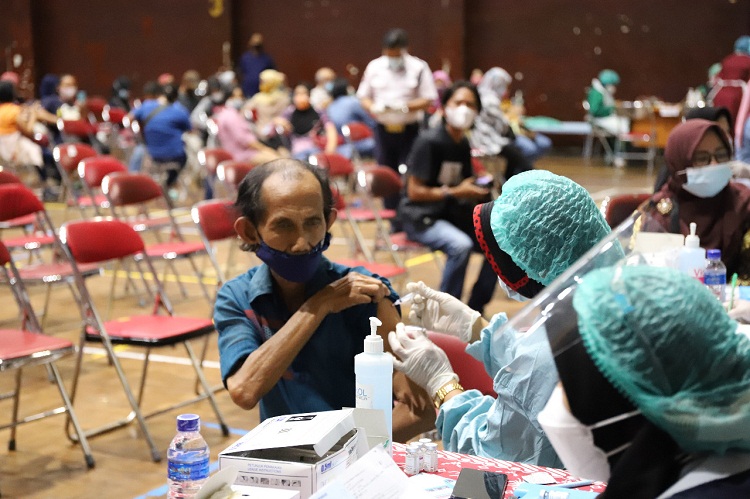 Kegiatan vaksinasi Covid-19 secara masal. SP/ SBY
