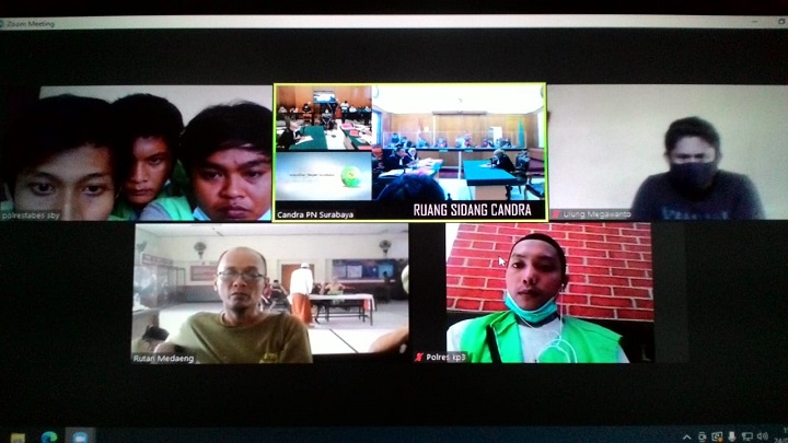 Ketiga terdakwa saat  menjalani sidang penyalahgunaan narkotika di Ruang Candra, Pengadilan Negeri Surabaya, Jawa Timur, Senin (24/5) SP/Patrik Cahyo