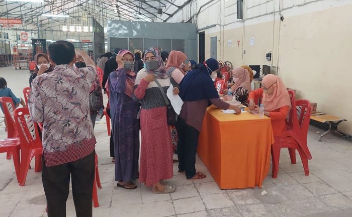 Beberapa warga kota Surabaya sedang mengantri di Kantor Pos Kebonrojo Surabaya, Jumat (9/9/2022).