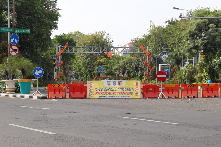 Penutupan sejumlah jalan di Surabaya dilakukan selama pemberlakuan PPKM Darurat untuk mengurangi mobilitas masyarakat. SP/Sam Muarif