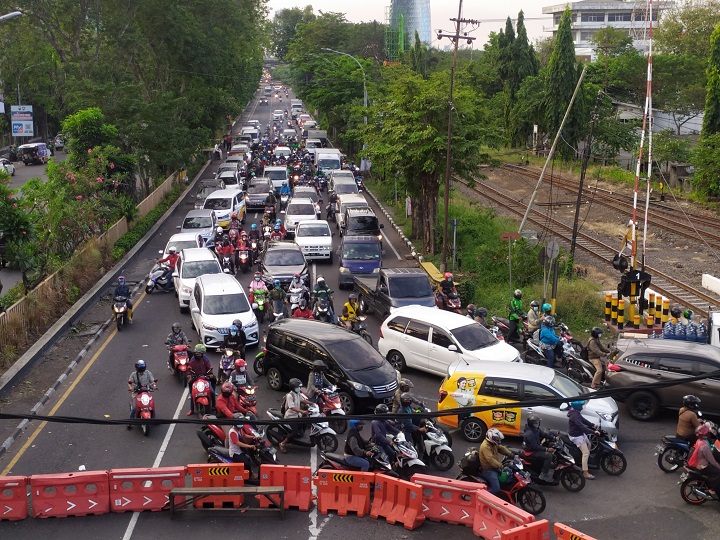 Kemacetan yang terjadi di Jalan Brigjend Katamso, depan Pabrik Paku, Kamis (8/7/2021) sore, imbas penutupan Bundaran Waru. SP/Anggadia Muhammad