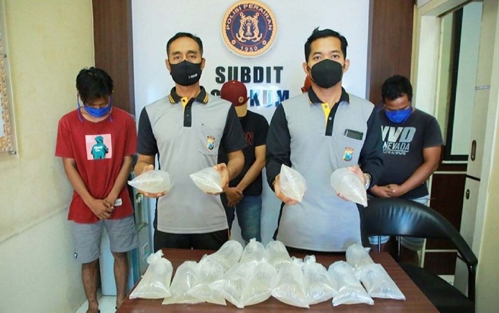 Petugas menunjukkan barang bukti ribuan benur yang hendak diselundupkan oleh para pelaku.