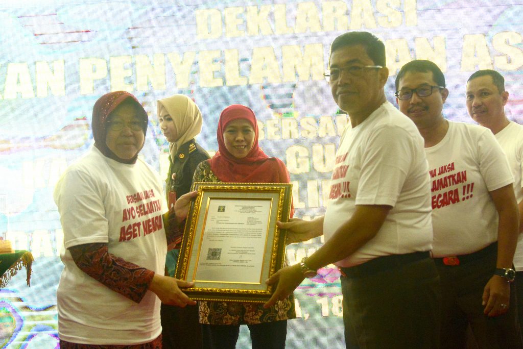 Wali Kota Risma saat menerima penyerahan aset YKP dan PT Yekape dari Kejati Jatim, Kamis 18 Juli 2019. SP/ALQ