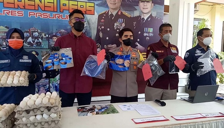 Kapolres Pasuruan, AKBP Rofiq Ripto Himawan menunjukkan barang bukti saat rilis kasus. 