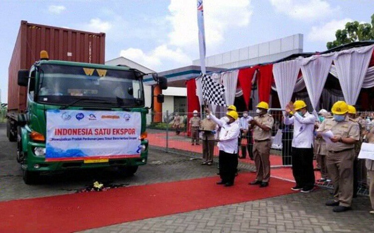 Kepala Dinas Kelautan dan Perikanan Jatim M. Gunawan Saleh melepas ekspor produk perikanan di Puspa Agro Sidoarjo. SP/ SBY