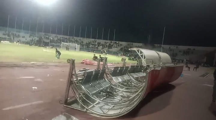 Bench pemain di Stadion Gelora Delta Sidoarjo yang dirubuhkan oleh suporter Persebaya usai laga Kamis sore