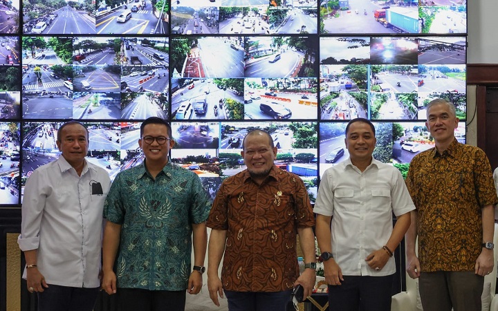 (Foto kanan ke kiri) Haryono Winata, Wali Kota Eri Cahyadi, Ketua DPD-RI Ir AA LaNyalla Mattaliti, yang juga diikuti Ketua KADIN Surabaya M. Ali Affandi dan Ketua P3I Haries Purwoko, di ruang kerja Wali Kota Surabaya, Rabu (19/10/2022). Sp/raditya khadaff