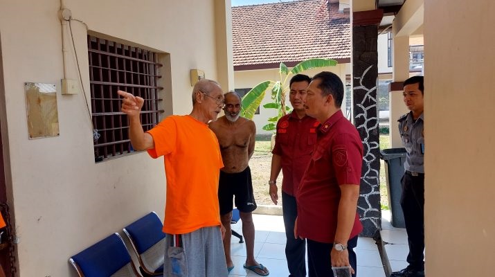 Kadiv Keimigrasian Kanwil Kemenkumham Jatim, Herdaus mengunjungi rusun pengungsian Aparna Puspa Agro, Desa Sadang, Kecamatan Taman, Sidoarjo.