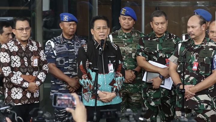 Para perwira tinggi TNI memberikan keterangan pers di Puspen Mabes TNI, Jumat (28/7/2023) terkait penetapan tersangka Kabasarnas dan Koorsmin Basarnas yang merupakan prajurit TNI aktif. 