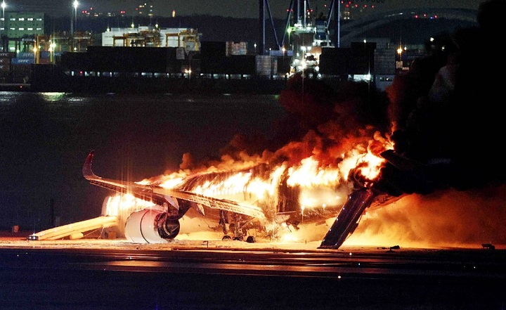 Pesawat Japan Airlines (JAL) yang terbakar di bandara Haneda di Tokyo, Jepang