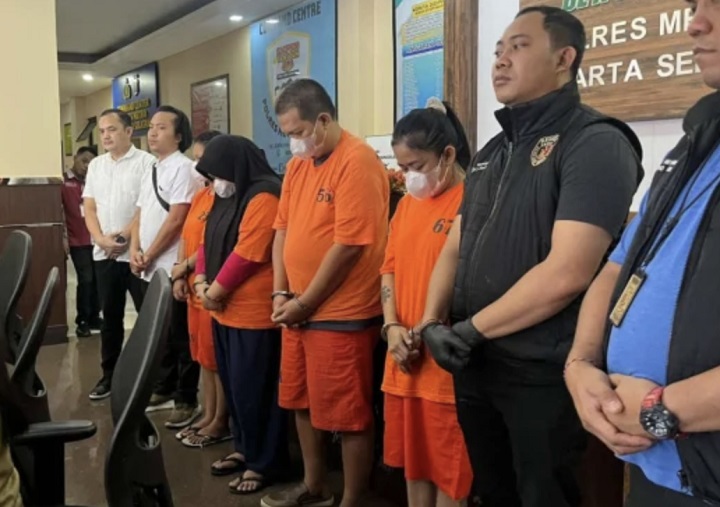 Para tersangka yang melakukan pesta seks di apartemen di Jakarta Selatan, ditangkap.