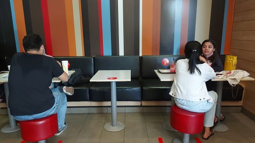 Suasana di salah satu resto. Pihak pengelola menerapkan physical distancing kepada para pengunjung.