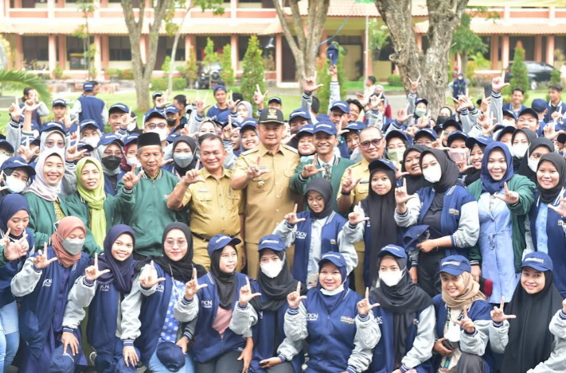 Bupati saat memberangkatkan KKN mahasiswa Unisda Lamongan