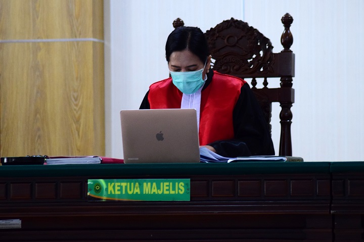 Majelis hakim Dameria, membacakan vonis kepada terdakwa Pije, secara virtual di PN Sidoarjo, Senin (1/2/2021). SP/Patrick Cahyo