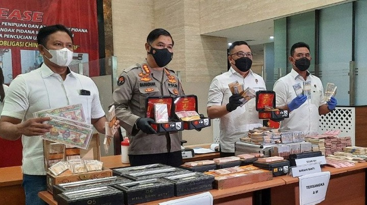 Barang bukti beberapa berkas dan dokumen yang disita dari KSP Cinta Damai terkait pinjaman online ilegal. SP/Gen