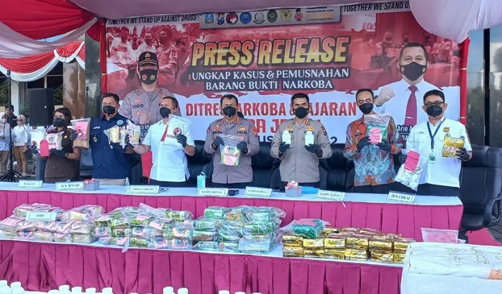 Polda Jatim beserta jajaran dan pihak perwakilan Bea Cukai, Kadiv Lapas, BNNP, dan Kajati Jatim saat menunjukkan barang bukti narkoba yang berjumlah besar di Mapolda Jatim, Kamis (25/8/2022).