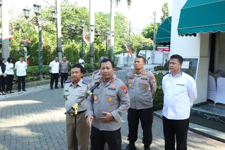 Kapolda Jatim Irjen Pol Toni Harmanto bersama jajaran Polda Jatim, saat berada di Gedung Wismilak Surabaya, Senin (21/8/2023) sekaligus menegaskan akan mengambil alih dan menguasai Gedung Wismilak Surabaya. SP/Ariandi