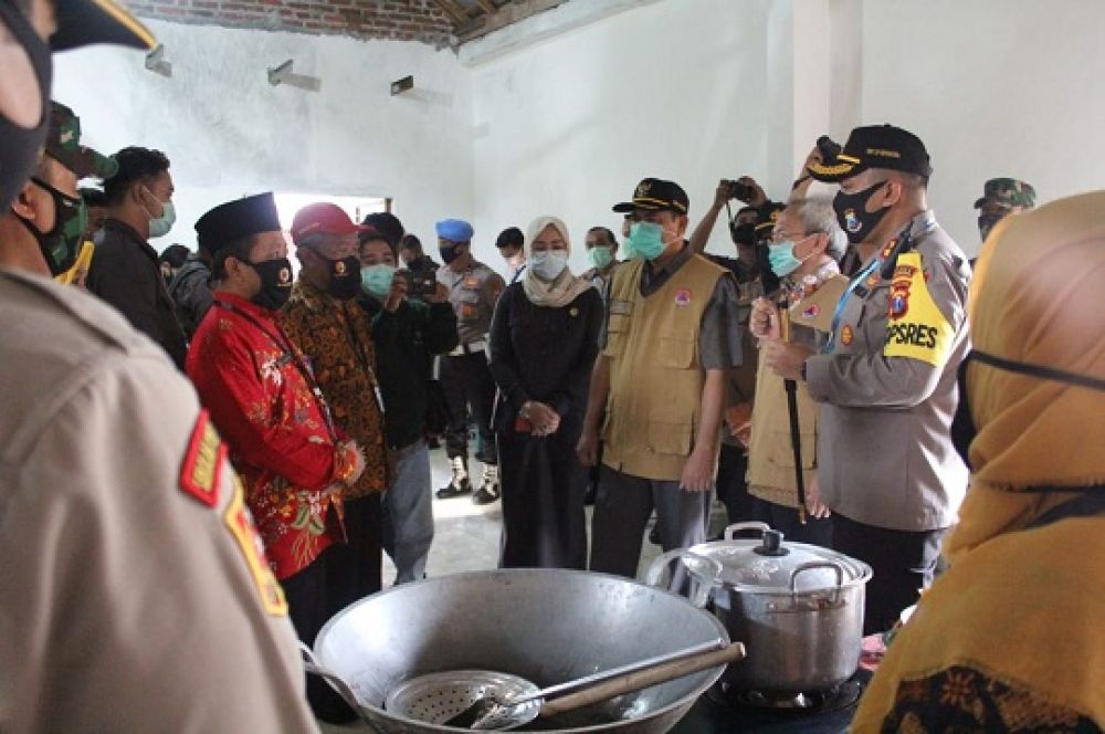 Bupati Mojokerto, Kapolres Mojokerto AKBP Feby DP Hutagalung dan Forkopimda saat meresmikan kampung tangguh covid-19. SMG/Dwy Agus Susanti