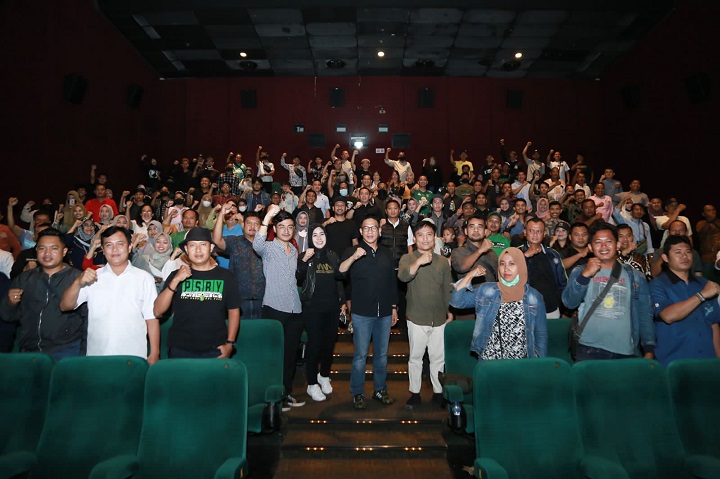 Kapolrestabes Surabaya Kombes Pol Akhmad Yusep (tengah hem hitam) bersama elemen dan tokoh Bonek, Mahasiswa, Pekerja hingga pesilat se Surabaya, saat nobar di Cinema XXI TP 1 Surabaya, Kamis (31/8/2022).