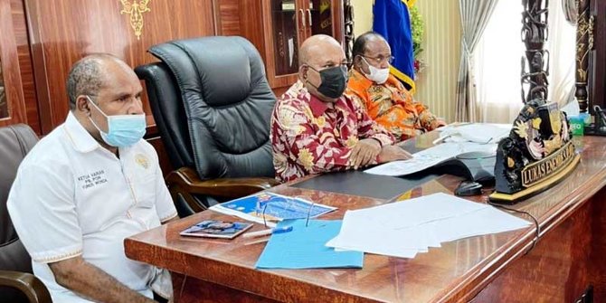 Gubernur Papua Lukas Enembe didampingi Ketua Harian PB PON XX Papua Yunus Wonda. SP/ Diskominfo Papua