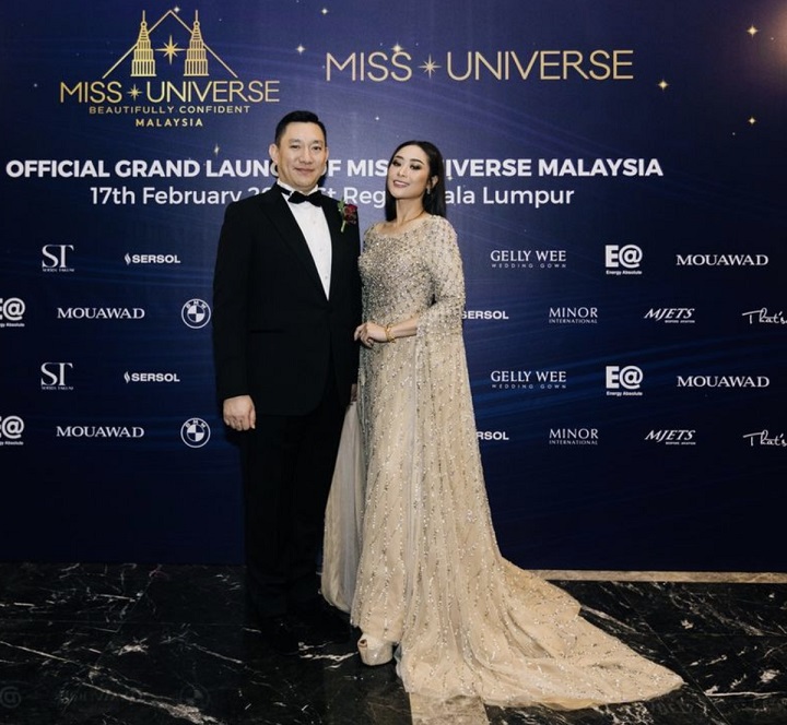 Poppy Capella dan suaminya Justin Lim Hwa Tat, saat menghadiri Miss Universe Malaysia 2023, di Kuala Lumpur. Kini, Poppy Capella keseret skandal pelecehan seksual yang terjadi di Miss Universe Indonesia 2023. Sedangkan, suaimnya Justin Lim, jadi buronan k