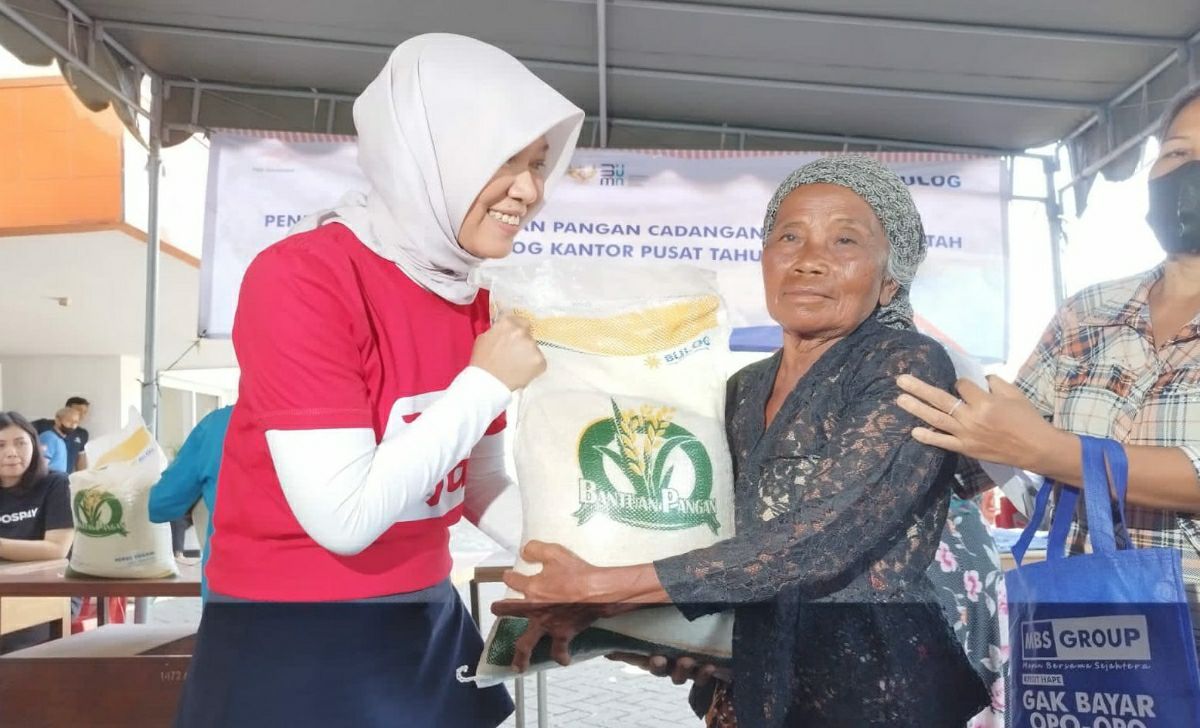 Pendistribusian bantuan pangan pemerintah di Kantor Pos Kebonrejo, Kota Surabaya, Minggu (9/3/2023). Foto: Pos 
Indonesia.