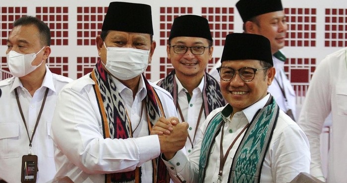 Momen Prabowo Subianto bersama Muhaimin Iskandar saat mendaftarkan partainya masing-masing sebagai calon peserta Pemilu 2024, Senin (8/8/2022) di KPU RI.