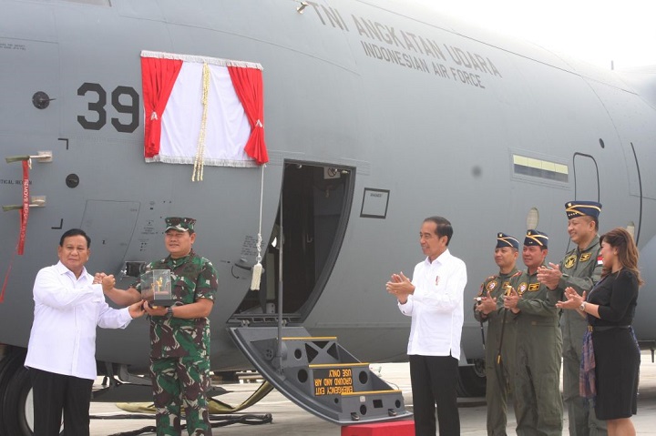Momen Prabowo Subianto, sebagai Menteri Pertahanan, saat menyerahkan pesawat Super Hercules pada TNI AU, disaksikan Presiden Joko Widodo, pada Maret 2023 lalu.