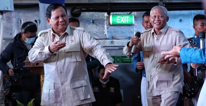 Usai melakukan peresemian, Prabowo, Kasal  Yudo Margono dan Kasad Dudung bernyanyi dan berjoget bersama di hadapan pasukan TNI. SP/pradita utama