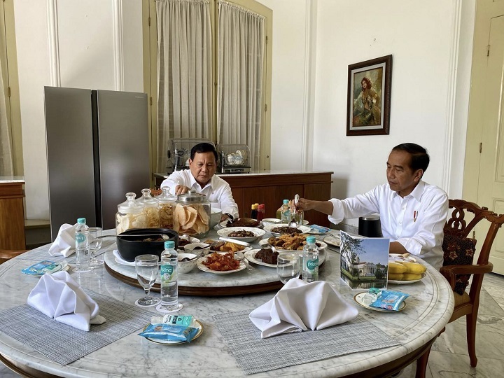 Momen Prabowo Subianto menjamu makan siang Presiden Joko Widodo di kediaman Prabowo Subianto di Istana Bogor, Sabtu (17/6/2023).