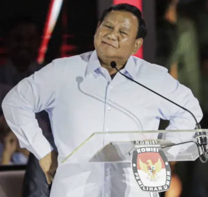 Ekspresi Prabowo Subianto berpacak pinggang usai dirinya diserang Anies Baswedan serta menyusul Ganjar Pranowo dalam debat ketiga Pemilu 2024, Minggu (7/1/2024).