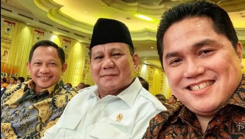 Erick Thohir Menteri BUMN bersama Prabowo Subianto Menteri Pertahanan dan Tito Karnavian Menteri Dalam Negeri di sebuah acara.