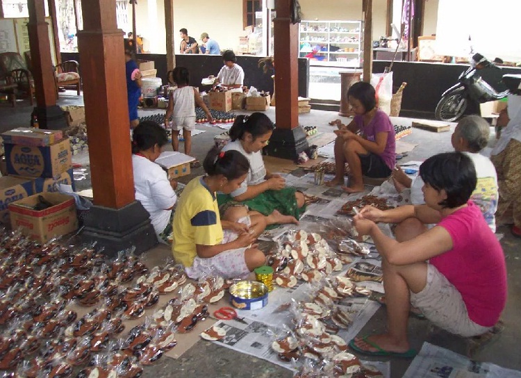 Para pekerja yang sedang membuat berbagai aksesori dan souvenir pernikahan. SP/ SBY