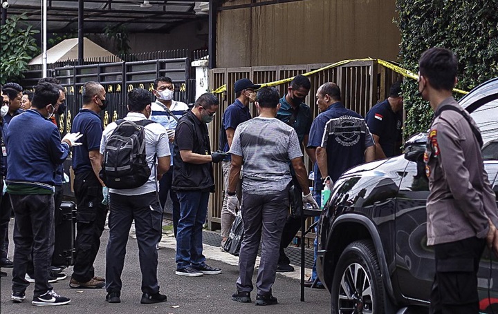 Suasana rumah Irjen Ferdy Sambo saat digelar pra rekonstruksi penembakan Brigadir J. Pra rekonstruksi itu digelar secara tertutup pada Sabtu