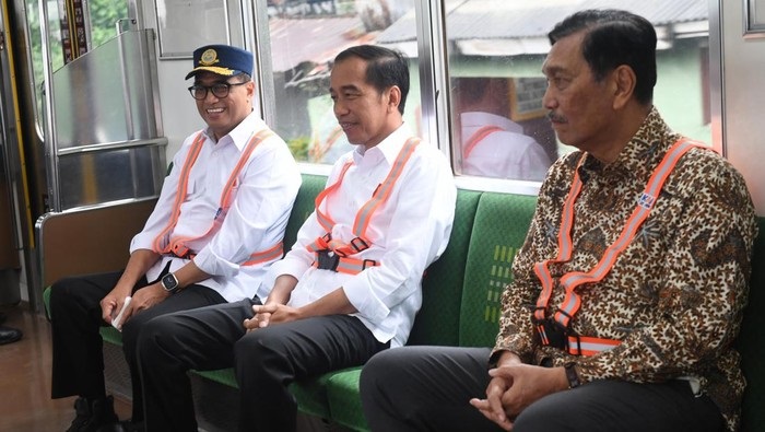 Presiden Joko Widodo saat duduk santai bersama Menhub Budi Karya Sumadi dan Menko Marves Luhut Binsar Panjaitan di dalam perjalanan menggunakan KRL, Senin (26/12/2022).