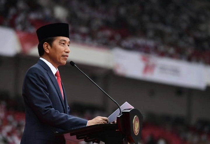 Presiden Joko Widodo memberikan motivasi dan permintaan di ribuan anggota Polri di acara HUT ke-77 Bhayangkara di Stadion Utama Gelora Bung Karno, Sabtu (1/7/2023).