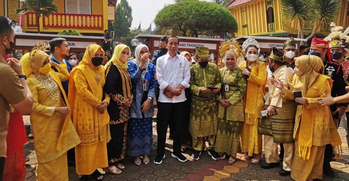 Presiden Joko Widodo saat mengunjungi area wisata Taman Mini Indonesia Indah. Kunjungan ini sekaligus meninjau revitalisasi TMII yang disebutnya sudah mencapai 98%.
