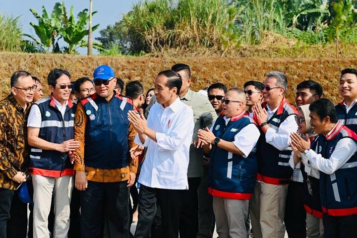 Presiden Joko Widodo disela-sela saat meresmikan Tol Bogor-Cibadak-Sukabumi (Bocimi) seksi 3 di daerah Cigombong-Sukabumi, Jumat (4/8/2023).