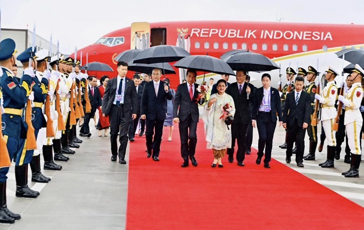 Presiden Jokowi dan Iriana Jokowi disambut hujan gerimis saat tiba di Bandar Udara Internasional Tianfu, Kota Chengdu, Tiongkok setelah menempuh lima jam penerbangan dari Jakarta, Kamis (27/7/2023).