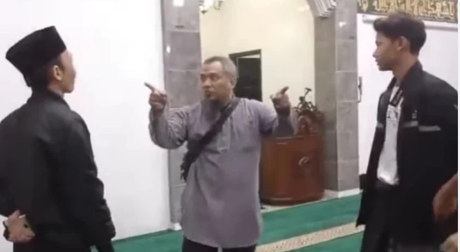Tangkap layar dari video viral perdebatan di salah satu masjid di dalam Palm Spring Jambangan Surabaya, ketika salah satu jemaah memainkan rebana di dalam masjid.