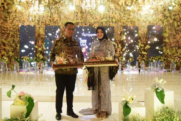 Dwi Wijaya (Kiri), Ning Juliana Evawati (Kanan) selaku anggota DPRD Komisi D Kota Surabaya, membawa seserahan berupa sepatu brand ternama dan songket Palembang yang di gelar di Grand Hotel Dafam Signuture, Surabaya, Minggu (22/11).SP/Patrik Cahyo