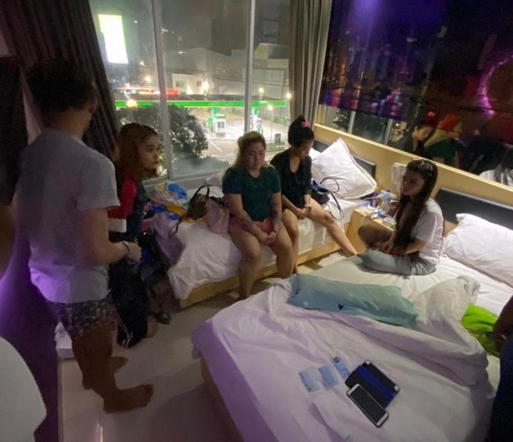 Mucikari yang tertangkap unit Jatanras Satreskrim Polrestabes Surabaya di salah satu hotel bintang 4 kawasan Gubeng, kemarin.
Foto: SP/jemmi
