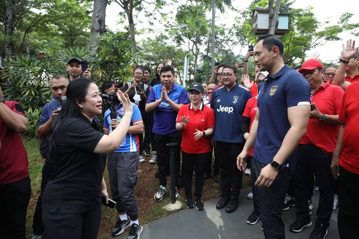 Momen Ketua DPP PDIP Puan Maharani dan Ketua Umum Partai Demokrat Agus Harimurti Yudhoyono, saat bertemu dengan mengajak olahraga bersama di kawasan GBK, Senayan, Jakarta, Minggu (18/6/2023)