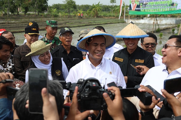Menteri Pertanian (Mentan) RI, Andi Amran Sulaiman saat di Tuban bersama Gubernur Jatim Khofifah Indar Parawansa. SP/ JKT