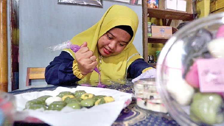 Evita Ekaputri Yudiana yang tengah mencetak lelehan cokelat kreasinya berbentuk karakter. SP/ TLG
