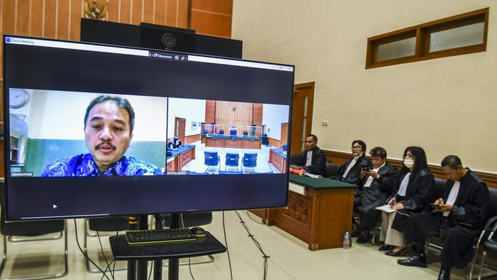 Ekspresi Roy Suryo saat mendengarkan hakim Martin Ginting membacakan putusan terkait kasus meme stupa Borobudur.