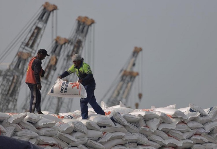 Petugas saat bongkar muatan beras impor yang sudah masuk ke Indonesia. SP/ JKT