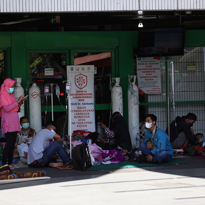 Penanganan pasien Covid-19 di RSUD dr Soetomo, Minggu (11/7/2021) sore hingga meluber di halaman IGD.