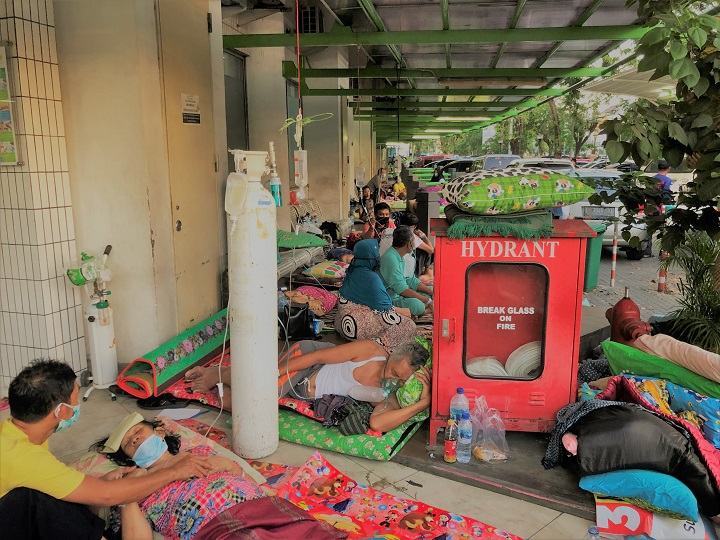 Pemandangan sore hari di halaman RSUD dr Soetomo yang terlihat penuh dengan pasien rawat inap
