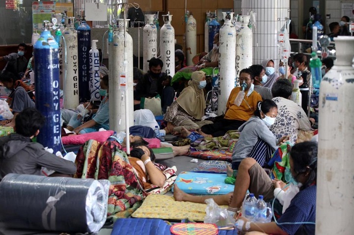 Kondisi RSUD dr Soetomo akhir pekan kemarin yang dipenuhi ratusan pasien yang terpapar positif Covid-19. Kondisi ini dikarenakan melonjaknya kasus harian di Surabaya dan Jatim. Sp/samsul arief